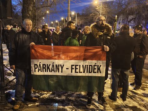 Fekete esernyős tüntetők a budapesti lengyel nagykövetség előtt