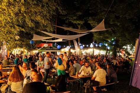 Nagyerdei Sörkert a Békás-tó partján