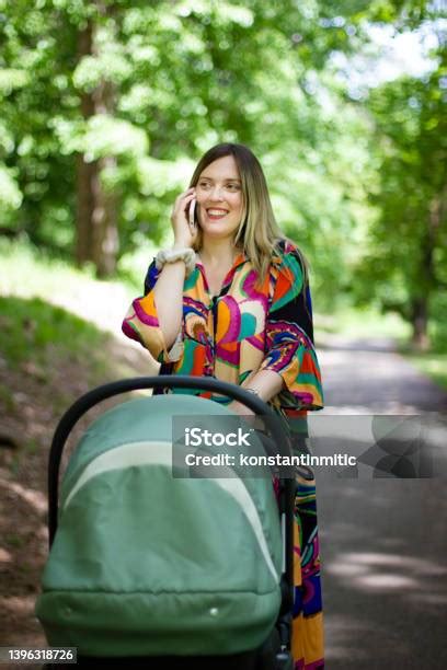 Terhes nő sétál egy parkban