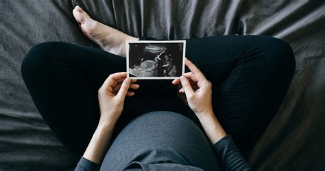 Terhes nő pihen egy jázminokkal teli szobában