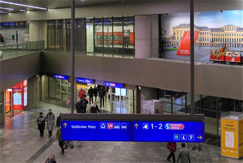 Wien Hauptbahnhof látképe a környező új városrésszel