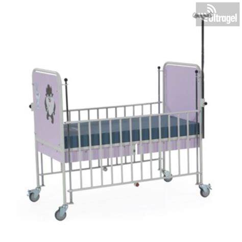 Hospitalizált gyermek kórházi ágyon