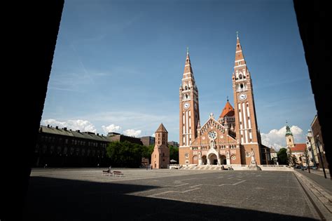 A Szegedi Dóm főoltárának baldachinja és a Szögedi Madonna