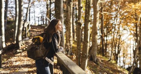 kismama kényelmes cipőben sétál a természetben