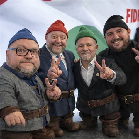 Orvos magyarázza a szülésindítási folyamatot