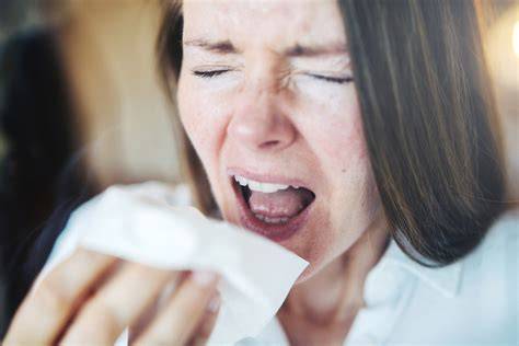Bébiétel allergia tüneteit ábrázoló infografika