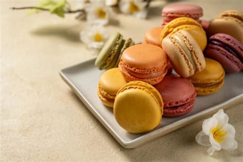 Különböző színű és ízű francia macaronok egy tálon