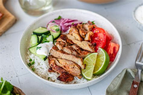 Tálca különböző csirkés wrappekkel, friss zöldségekkel