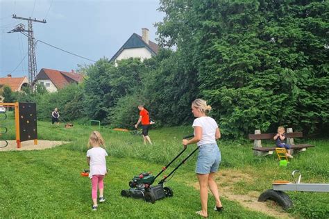 Szülők beszélgetnek egy játszótéren, gyermekgondozási lehetőségekről