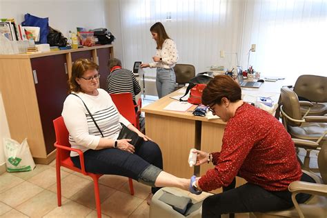 Védőnő egy egészségügyi irodában tanácsadás közben