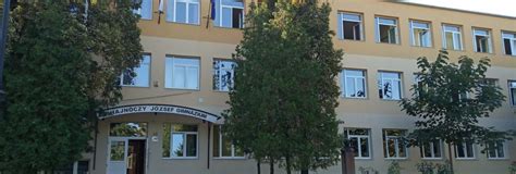 A szolnoki képző intézmény épületének képe