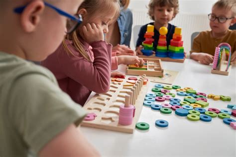 Gyermekek együtt dolgoznak egy Montessori osztályteremben