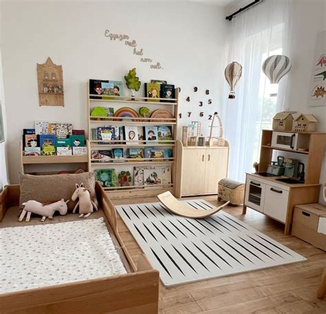 Montessori elrendezésű gyerekszoba bútorokkal és eszközökkel