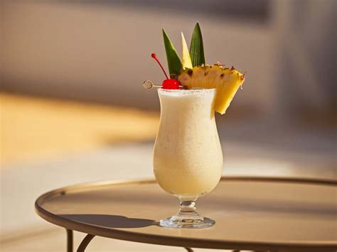 Pina Colada koktél trópusi környezetben, díszítve