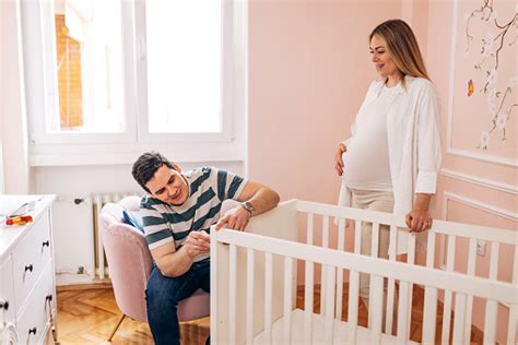 Egy férfi gyengéden átölel egy terhes nőt, miközben ő megnyugszik