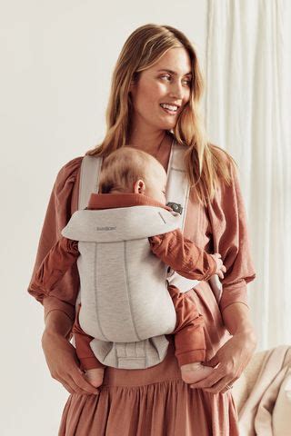 BabyBjörn Mini hordozó újszülöttel