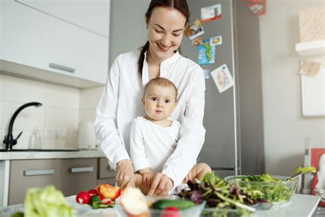 Kismama gondoskodik a mellbimbóiról szoptatás alatt