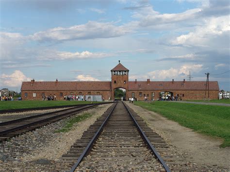 Birkenau barakkbelső a fűtőcsatornával