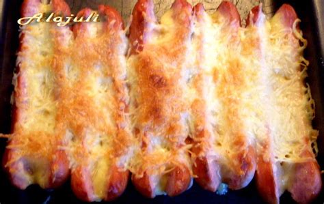 Virsli a pizza szélén, mozzarella sajttal