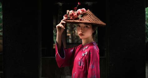 Kínai anya és újszülöttje hagyományos öltözékben