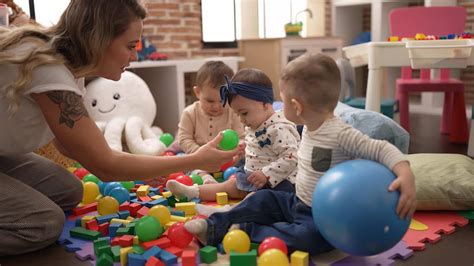 Kisgyermekek játék közben a bölcsődei csoportszobában