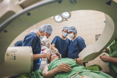 Az agyműtét során használt mikrosebészeti eszközök képe