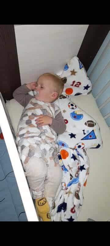 Kép egy babáról, aki kényelmesen alszik hálózsákban