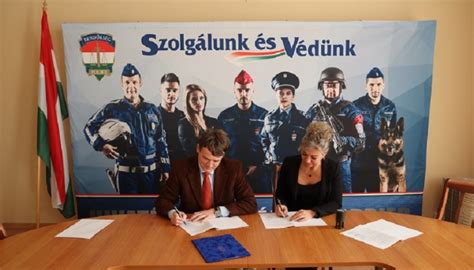 A Keszthelyi Bűnmegelőzési Iroda önkéntesei és rendőrök csoportképe
