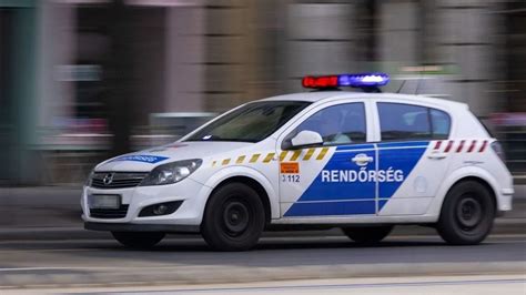 Golyóálló mellényt viselő rendőrök intézkednek egy bevásárlóközpont közelében