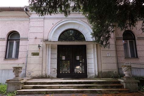 A Petőfi utcai bölcsőde épülete virágos előkerttel