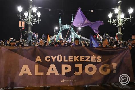 Nők jogaiért tüntetők Budapesten