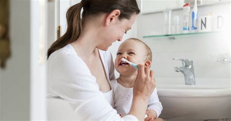Mosolygó baba, akinél éppen kibújnak az első fogak