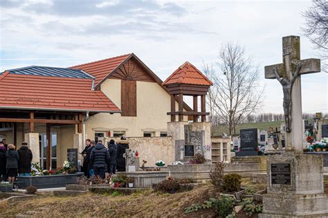 Egy családtagok körében megrendezett temetés egy halva született csecsemő számára.