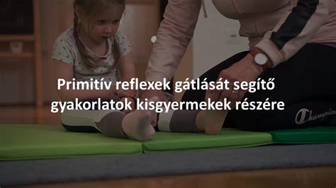 Kisgyermekek játszanak egy modern bölcsődében