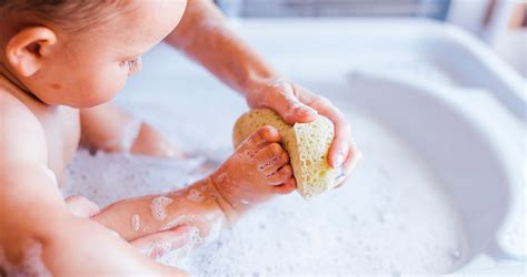 Babafürdetés a kádban