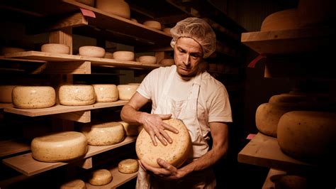 Parmezán sajtkorongok raktárban