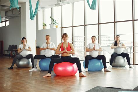 Meditáló kismama nyugodt környezetben