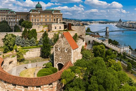 Mentőautó vár egy leszállt repülőgépre a kifutópályán