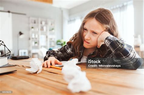 Gyermek dühös arckifejezéssel