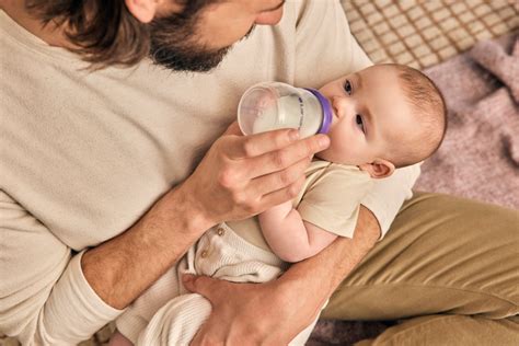 Nagyobb testvér segít a babával