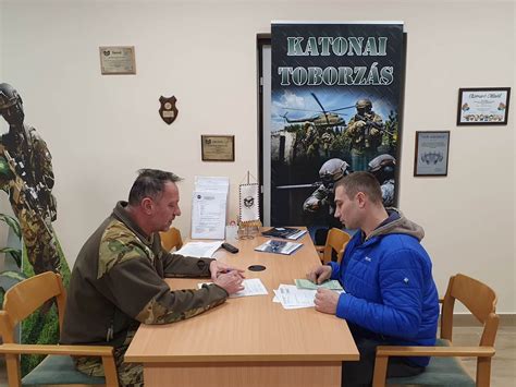 Katonai tisztelgést végrehajtó tisztek