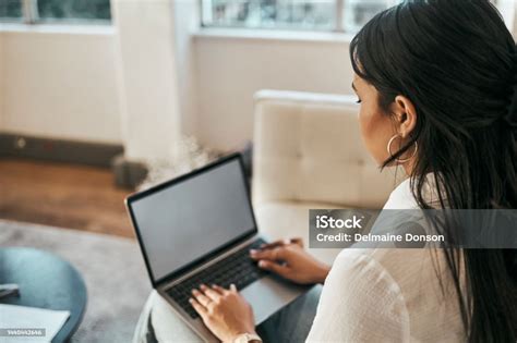 Tanuló kismama otthon laptop előtt, babával a közelben