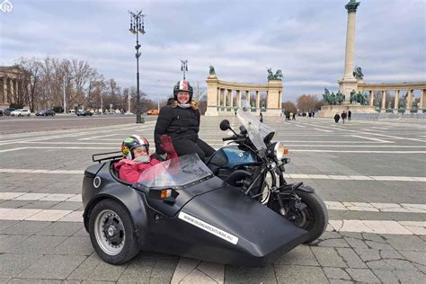 Oldalkocsis motorkerékpár, amelyben gyermek is utazik