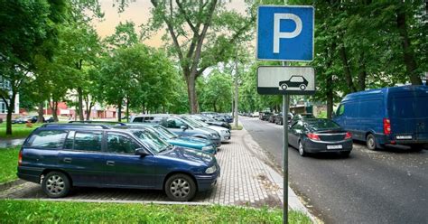 akadálymentesített épületbejárat és parkoló