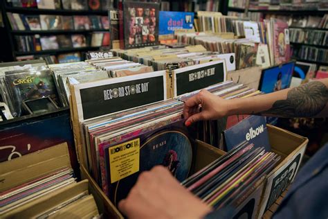 Vinyl lemezek gyűjteménye egy lemezboltban