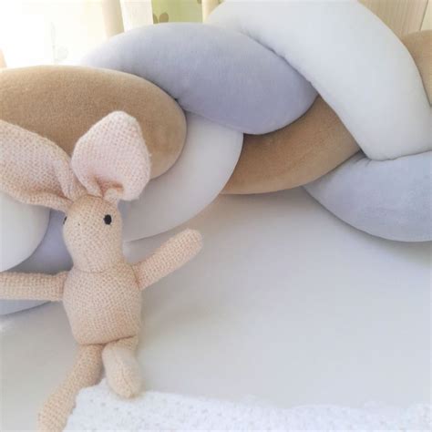 Infografika a fonott rácsvédő méreteiről és kiságy típusokhoz való illeszkedéséről