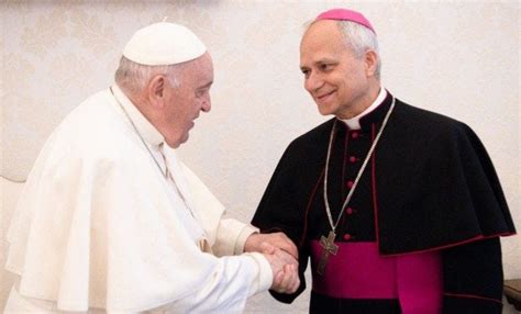 Ferenc pápa és egy kisgyermekes család