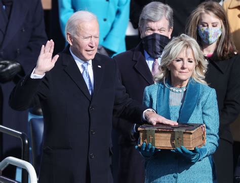 Joe Biden leteszi hivatali esküjét John Roberts, a legfelsõbb bíróság elnöke elõtt