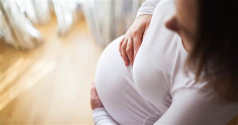 kismama pocakkal pihen