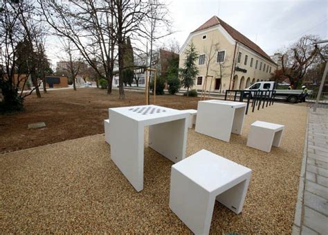 Magasház helyén épült park és a felújított Steinmetz kapitány tér Pécsett